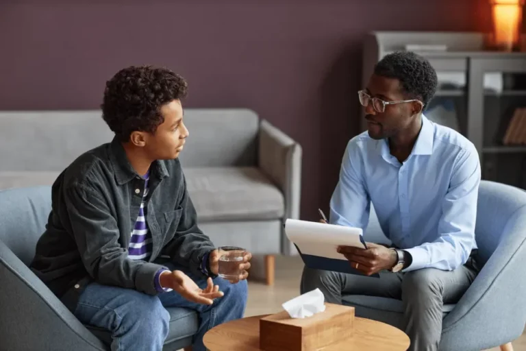 Adolescente conversando com um psicólogo